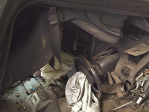 Auto narazilo u Letkova do stromu a převrátilo se na střechu, mladá žena se těžce zranila