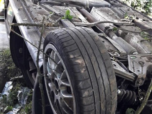 Auto narazilo u Letkova do stromu a převrátilo se na střechu, mladá žena se těžce zranila