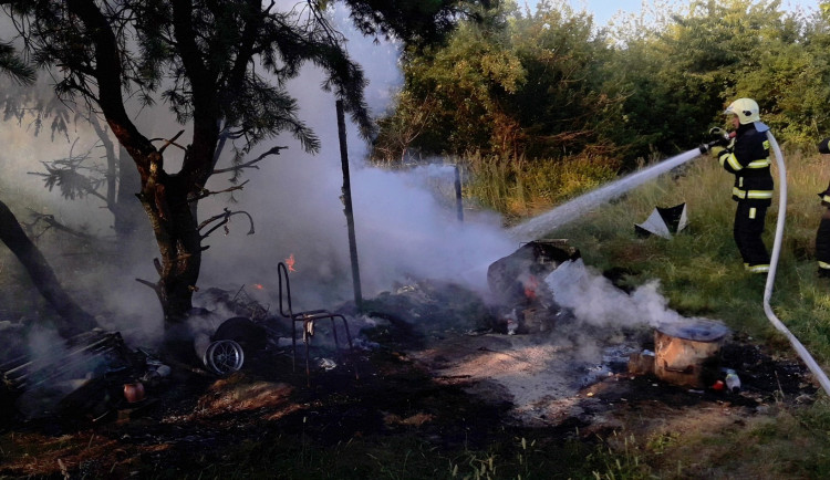 Oheň zcela pohltil brloh bezdomovců