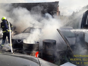 Hasiči bojovali s požárem automobilů zaparkovaných na dvoře venkovské usedlosti