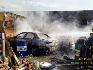 Hasiči bojovali s požárem automobilů zaparkovaných na dvoře venkovské usedlosti