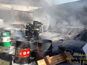 Hasiči bojovali s požárem automobilů zaparkovaných na dvoře venkovské usedlosti