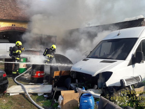 Hasiči bojovali s požárem automobilů zaparkovaných na dvoře venkovské usedlosti