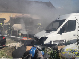 Hasiči bojovali s požárem automobilů zaparkovaných na dvoře venkovské usedlosti