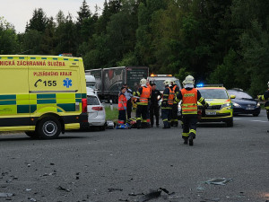 Nechvalně proslulá křižovatka u obce Seč má další oběť, srazily se tam dva osobáky