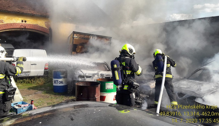 Hasiči bojovali s požárem automobilů zaparkovaných na dvoře venkovské usedlosti