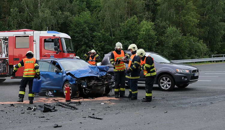 Jeden automobil zůstal stál po střetu v křižovatce, druhů vůz odmrštil náraz na kraj vozovky