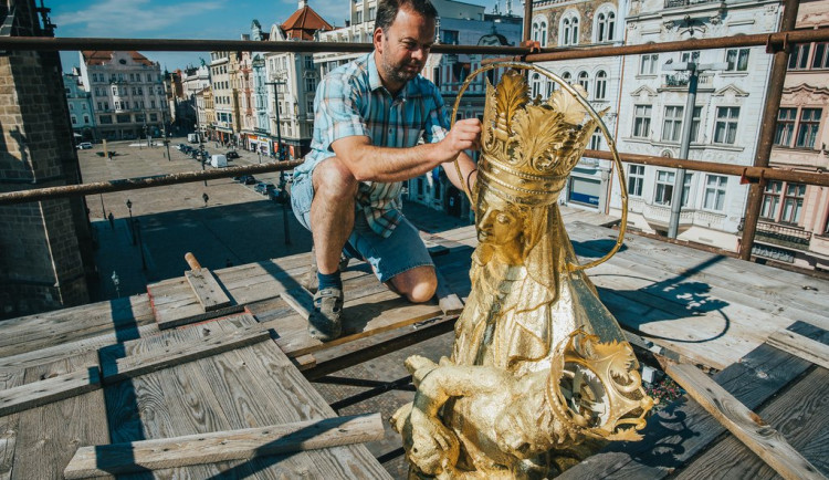 Na mariánském sloupu opět září zlatá Madona