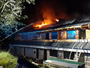 Noční požár zničil rozestavěnou luxusní rezidenci na šumavském Brčálníku