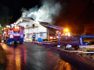Noční požár zničil rozestavěnou luxusní rezidenci na šumavském Brčálníku
