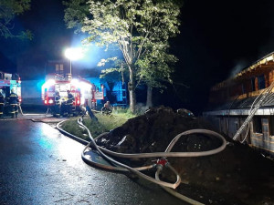 Noční požár zničil rozestavěnou luxusní rezidenci na šumavském Brčálníku