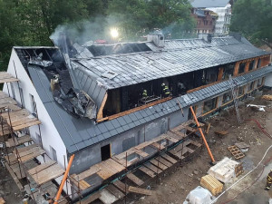 Noční požár zničil rozestavěnou luxusní rezidenci na šumavském Brčálníku