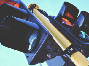 Semafory nově řízená křižovatka umožní bezpečný výjezd ze Schwarzovy ulice v Plzni