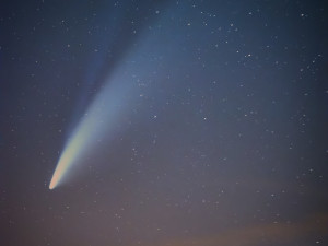 Kometa Neowise nad hradem Kašperk