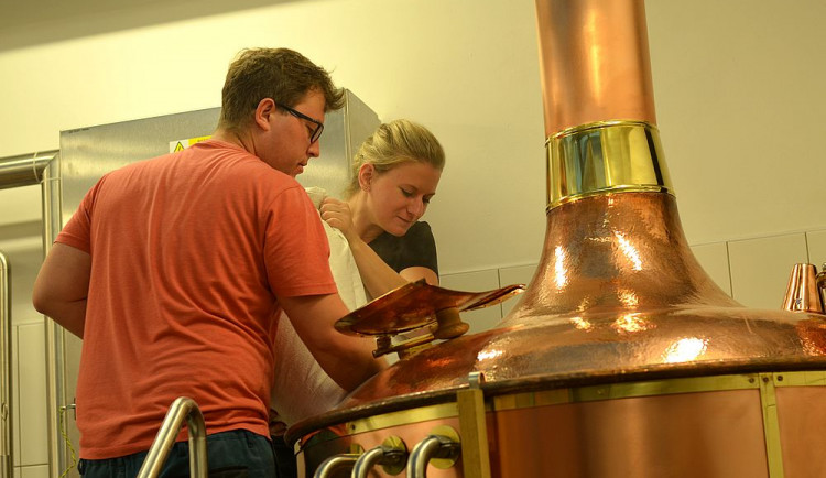 První várka piva se po čtvrt století opět vaří ve zrekonstruovaném domažlickém městském pivovaru