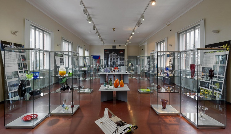 V prostorách Muzea východních Čech je výstava s názvem Skoletí. Připomíná letošní 100. výročí existence sklářské školy v Železném Brodě