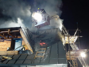 Za požárem luxusního apartmánového domu na Šumavě je nedbalost, škoda činí osm milionů