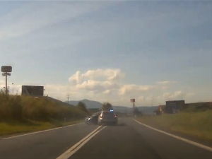 Šílená honička, policisté v pohraničí bravurním zákrokem zastavili zdrogovaného řidiče