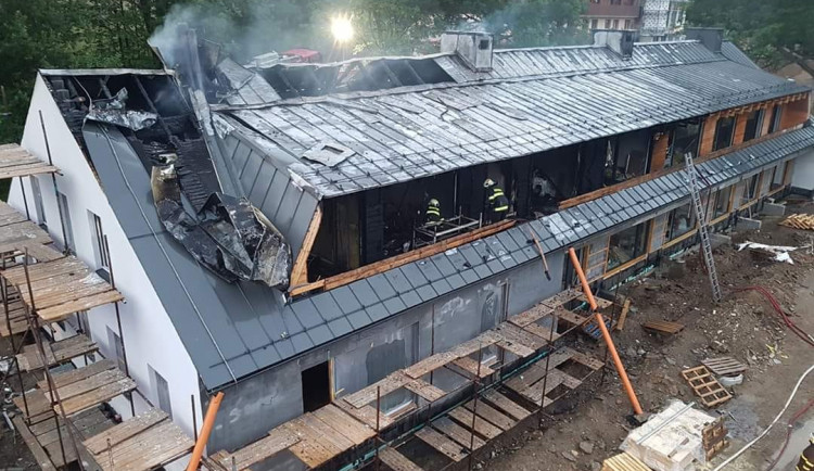 Plameny zničily horní část rozestavěné budovy