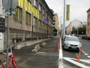 Před objektem DEPO2015 v Presslově ulici vznikl alespoň provizorní koridor pro pěší