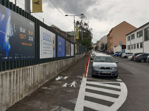 Před objektem DEPO2015 v Presslově ulici vznikl alespoň provizorní koridor pro pěší