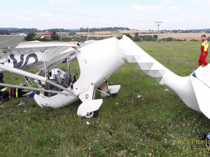 Pilot ultralightu se při nouzovém přistání zřítil v polích u Starého Plzence