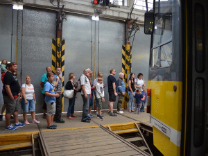 Návštěvníci ve vozovně na Slovanech