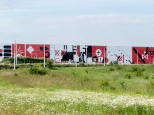Halu v průmyslové zóně zdobí obří grafika, takzvaný mural art