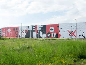 Halu v průmyslové zóně zdobí obří grafika, takzvaný mural art