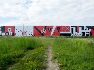 Halu v průmyslové zóně zdobí obří grafika, takzvaný mural art