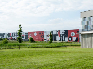 Halu v průmyslové zóně zdobí obří grafika, takzvaný mural art