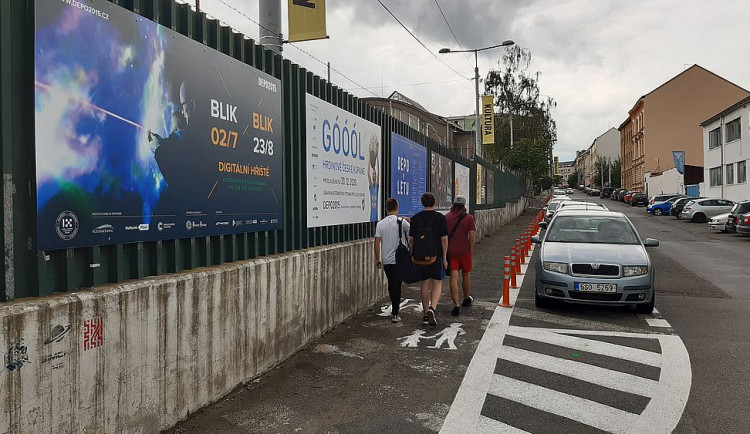 Před objektem DEPO2015 v Presslově ulici vznikl alespoň provizorní koridor pro pěší