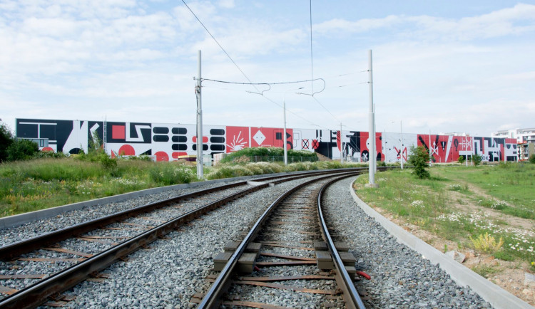 Halu v průmyslové zóně zdobí obří grafika, takzvaný mural art