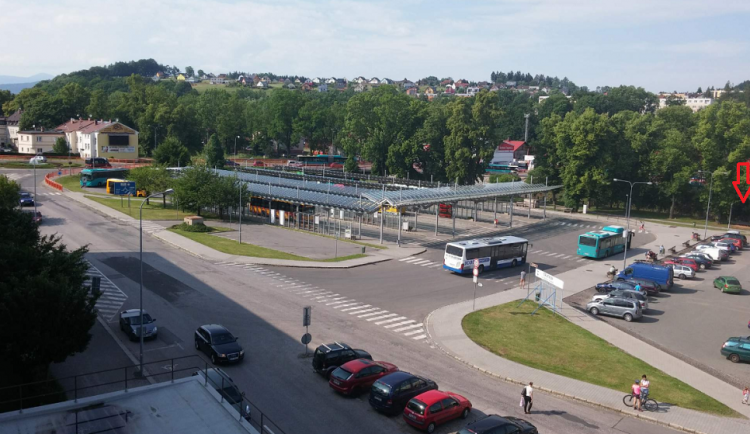 Malé parkoviště u autobusového nádraží v Trutnově je ode dneška uzavřeno, využívají ho stavbaři