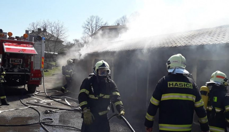 Požár bytovky, žena a dítě skončily v nemocnici