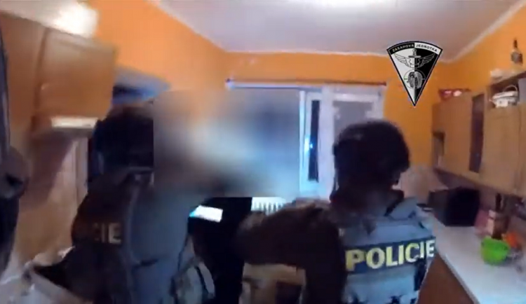 VIDEO: Agresor napadl na Hradecku bývalou partnerku a vyhrožoval jí zabitím, přišla si pro něj zásahovka