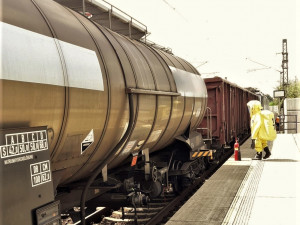 U vlakové cisterny převážející hydroxid sodný se vznítil rozžhavený podvozek