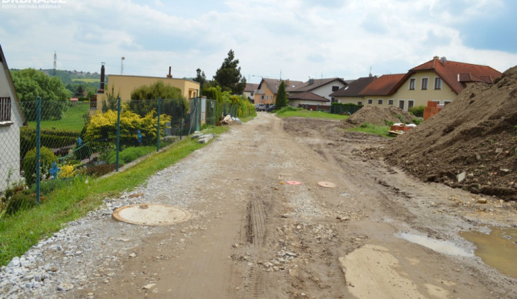 Obcím v Královéhradeckém kraji propadlo na kaucích za rozkopání krajských silnic skoro 34 milionů korun