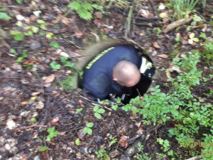 Pejsek spadl do vybetonované šachty s odpadky a vodou, záchrana  přišla třetí den