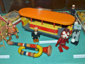 Bohaté sbírky muzea tvoří také věci od dárců, například vzácné vyřezávané hračky