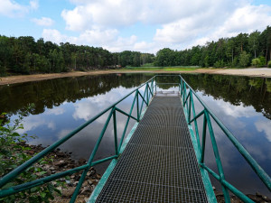 Šídlovák má hladinu nižší o 1,5 metru, důvodem jsou opravy bezpečnostního přelivu