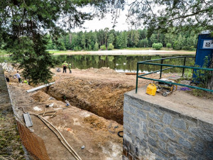 Šídlovák má hladinu nižší o 1,5 metru, důvodem jsou opravy bezpečnostního přelivu