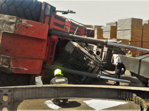 Hasiči vyprošťovali zraněného řidiče z kabiny převráceného obřího nakladače