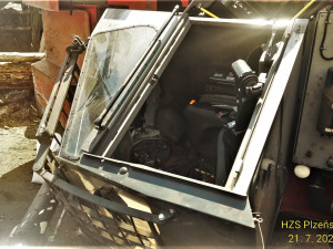 Hasiči vyprošťovali zraněného řidiče z kabiny převráceného obřího nakladače