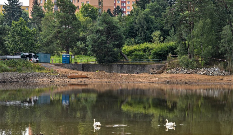 Šídlovák má hladinu nižší o 1,5 metru, důvodem jsou opravy bezpečnostního přelivu