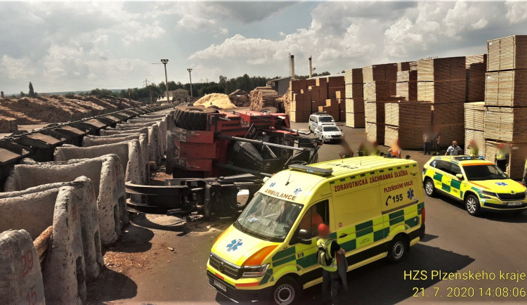 Hasiči vyprošťovali zraněného řidiče z kabiny převráceného obřího nakladače