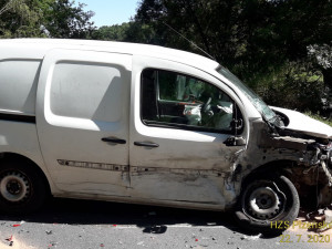 Nehoda tří aut si vyžádala čtyři zraněné