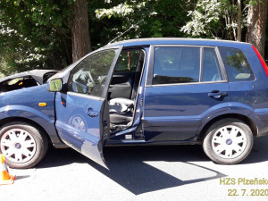 Nehoda tří aut si vyžádala čtyři zraněné