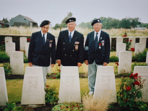 U hrobů padlých kamarádů u Dunkerque