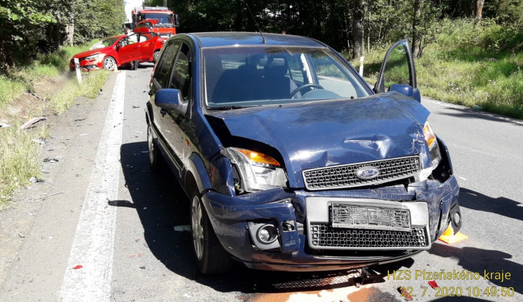 Nehoda tří aut si vyžádala čtyři zraněné